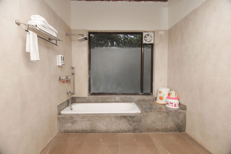 Sapphire cottage | Bathroom | Shower, rainfall showerhead, free toiletries, towels