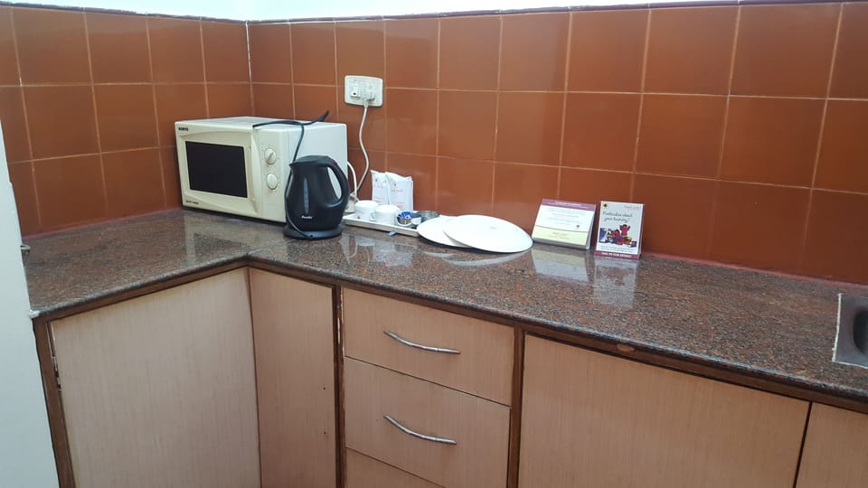 Family Double Room, Multiple Beds, Kitchen | Private kitchen | Fridge, microwave, coffee/tea maker