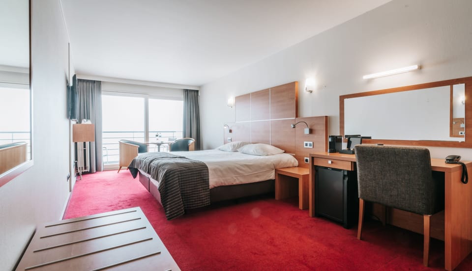 Deluxe Double Room with Balcony and Sea View | Hypo-allergenic bedding, down comforters, minibar, in-room safe
