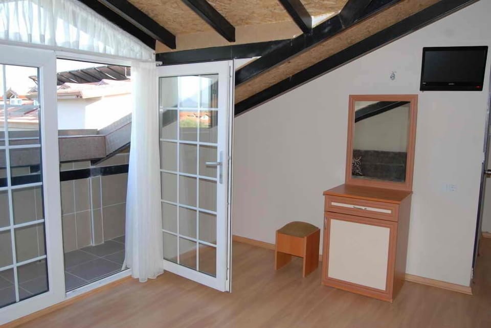 Family Room | Minibar, in-room safe, desk, soundproofing
