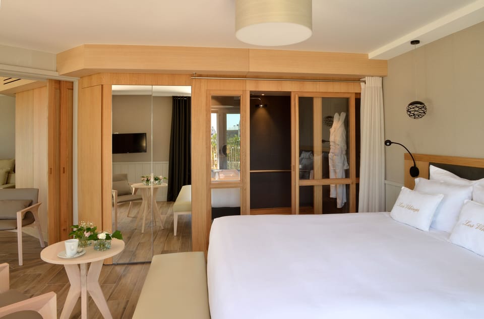 Deluxe Room | Premium bedding, pillowtop beds, minibar, in-room safe