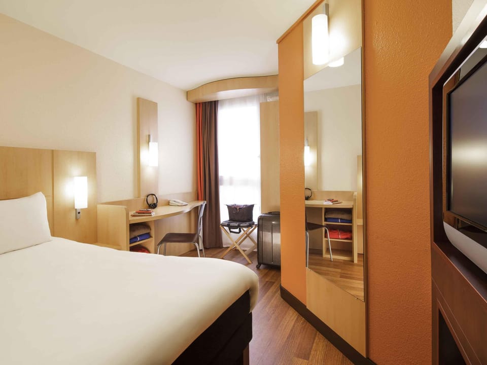 Standard Double Room, 1 Double Bed | Desk, laptop workspace, blackout drapes, soundproofing