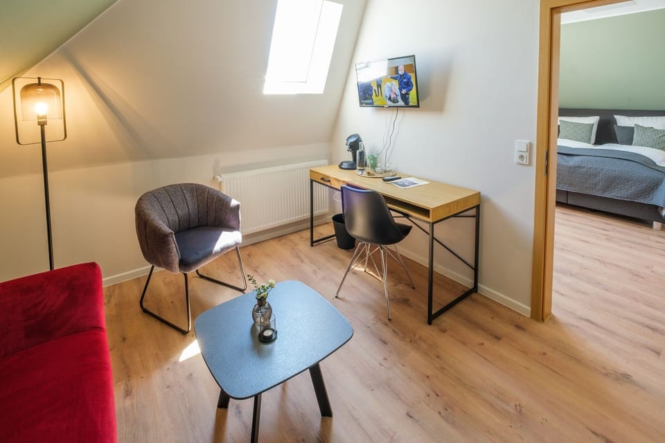 Studio (Haus 5) | Living area | 32-inch TV with cable channels
