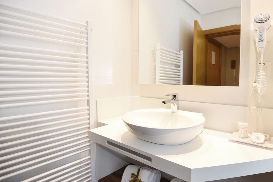Suite | Bathroom | Free toiletries, hair dryer, bathrobes, towels