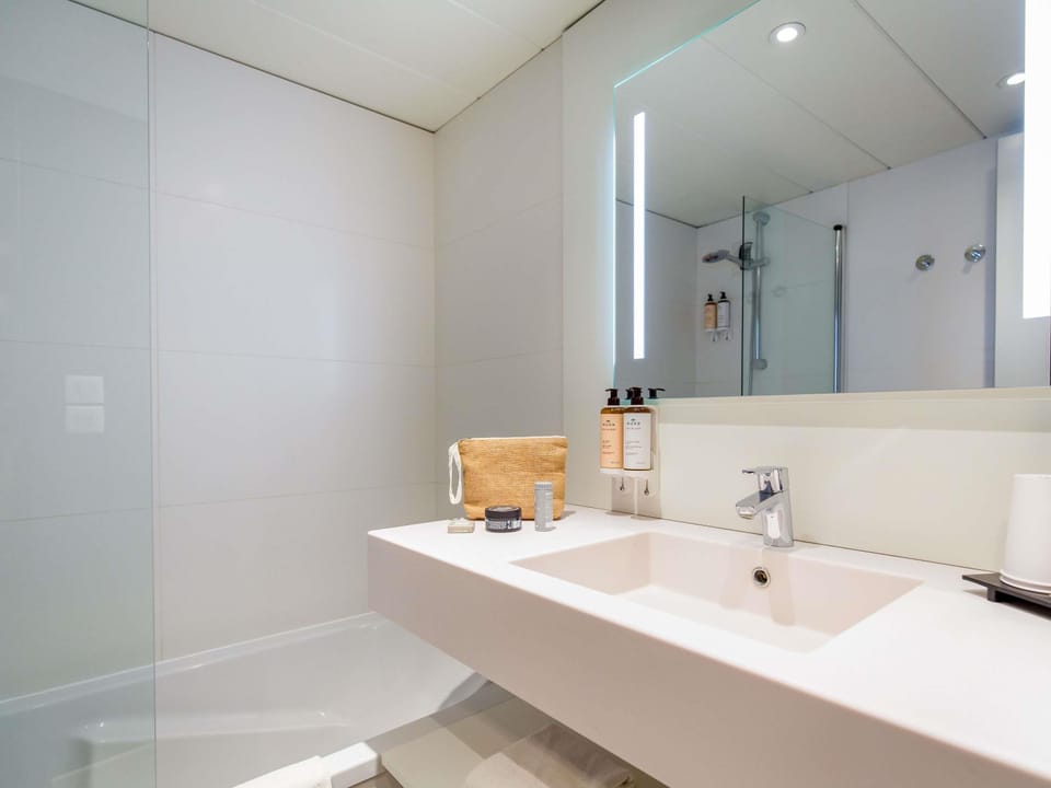 Combined shower/tub, eco-friendly toiletries, hair dryer, towels