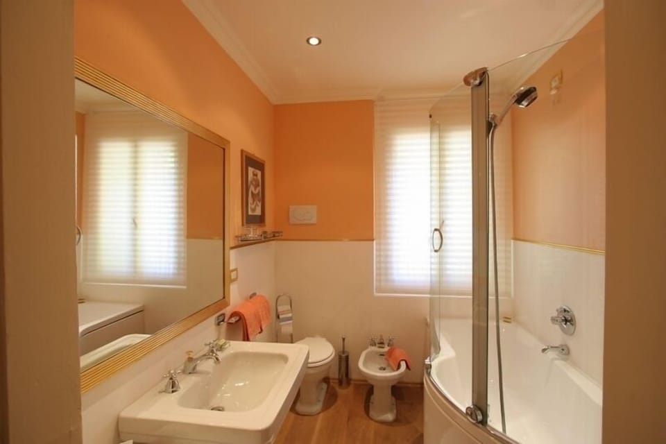 Suite (Sofia) | Bathroom | Shower, free toiletries, hair dryer, towels