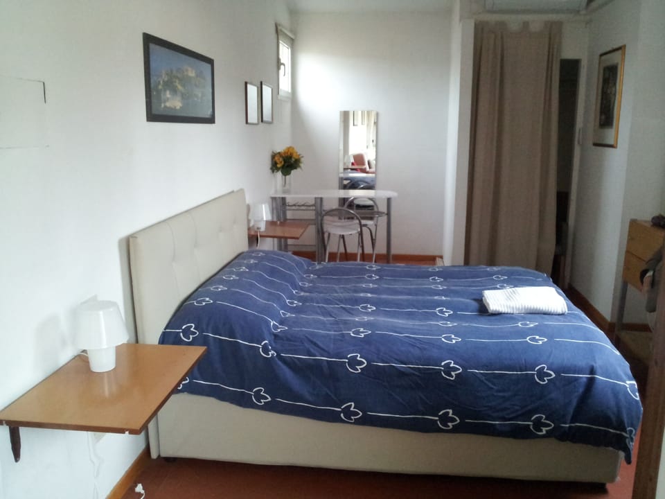 Apartment | Premium bedding, down comforters, iron/ironing board, WiFi (free)