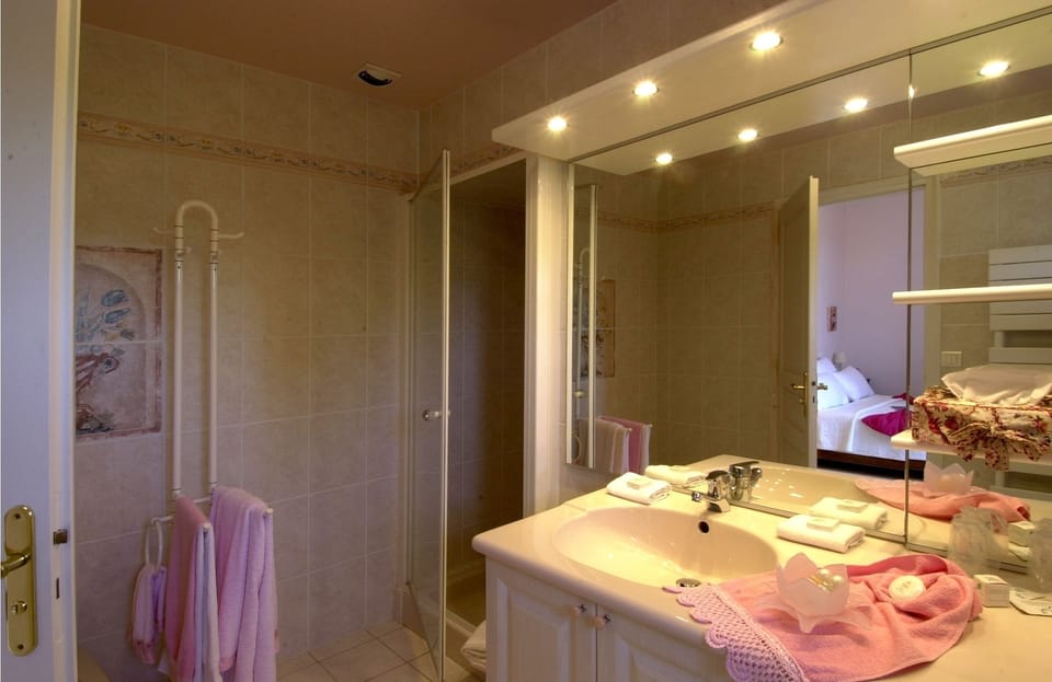 Deep soaking tub, free toiletries, hair dryer, towels