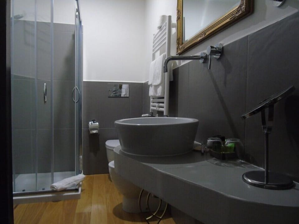 Superior Double Room | Bathroom | Shower, rainfall showerhead, free toiletries, hair dryer