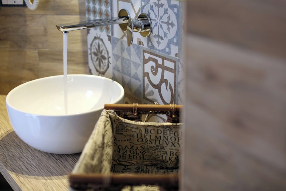 Economy Double Room | Bathroom | Shower, free toiletries, towels