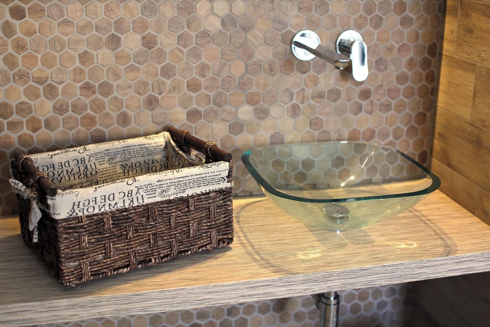 Deluxe Double Room | Bathroom | Shower, free toiletries, towels
