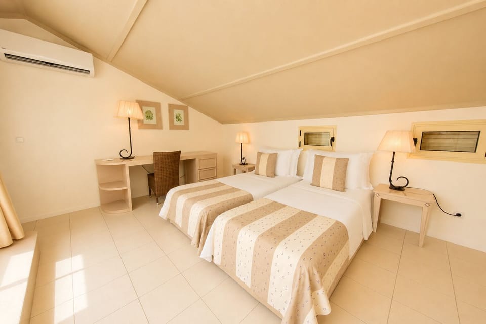 Duplex | In-room safe, desk, blackout drapes, WiFi (free)