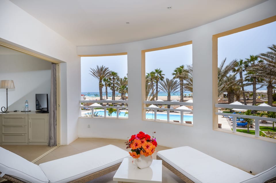 Luxury Suite | In-room safe, desk, blackout drapes, free WiFi
