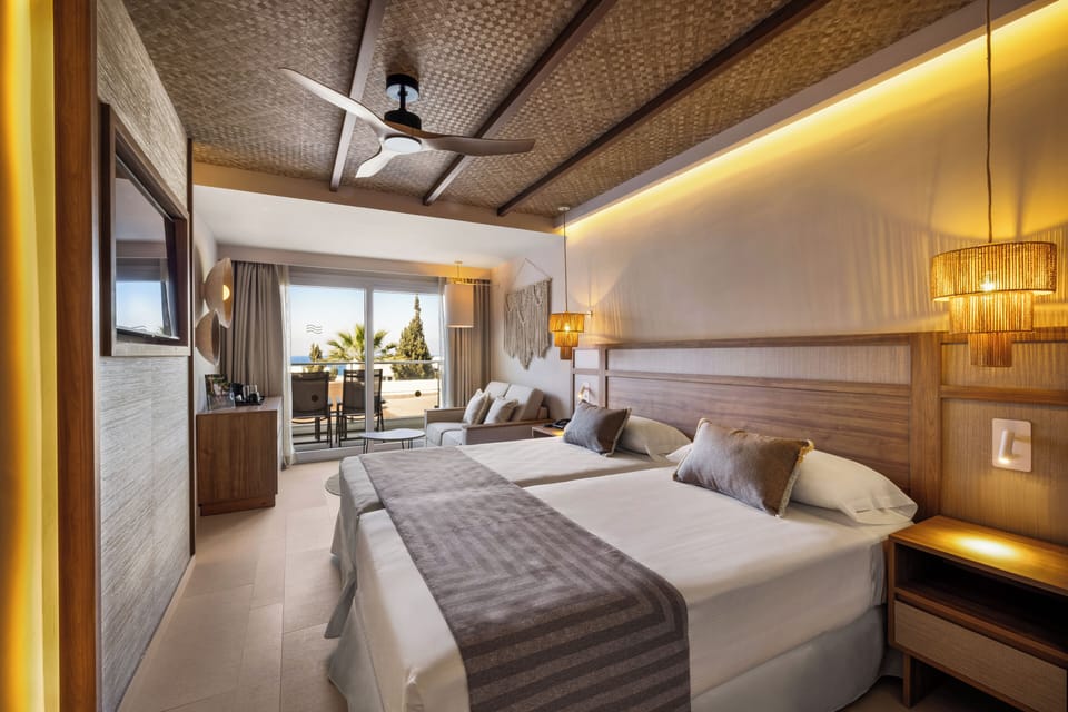 Double Room, Balcony, Sea View | Minibar, in-room safe, WiFi (free), bed sheets