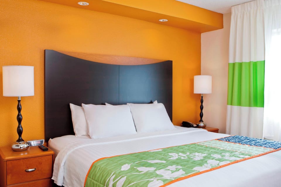 Executive Suite, 1 King Bed with Sofa bed | In-room safe, desk, blackout drapes, iron/ironing board