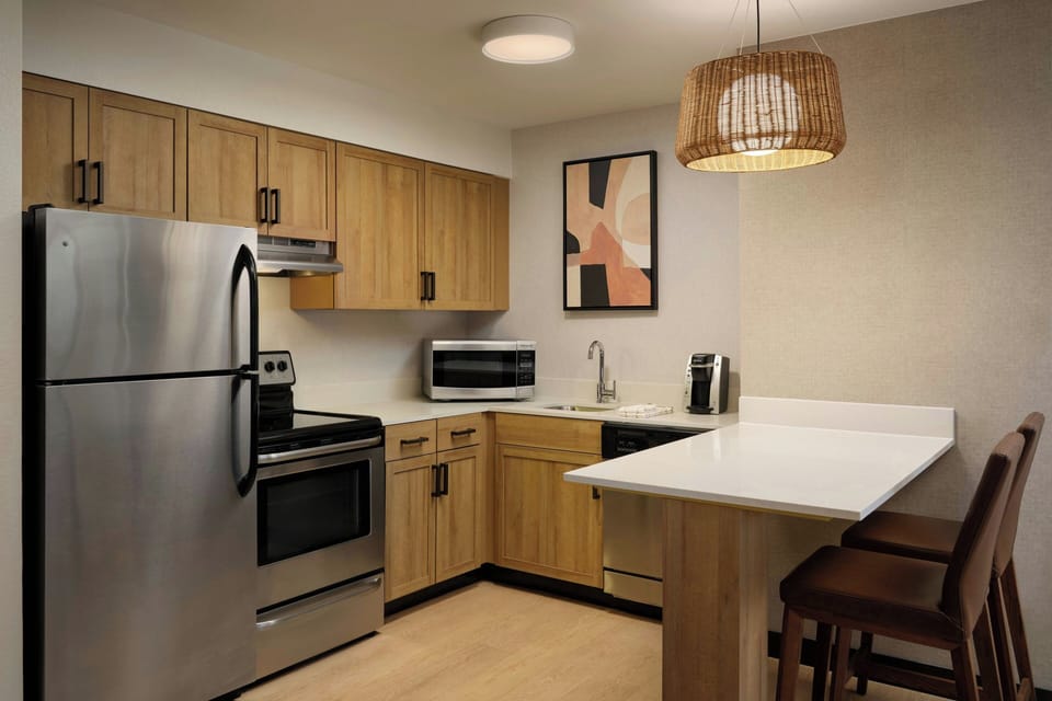 Full-size fridge, microwave, oven, stovetop