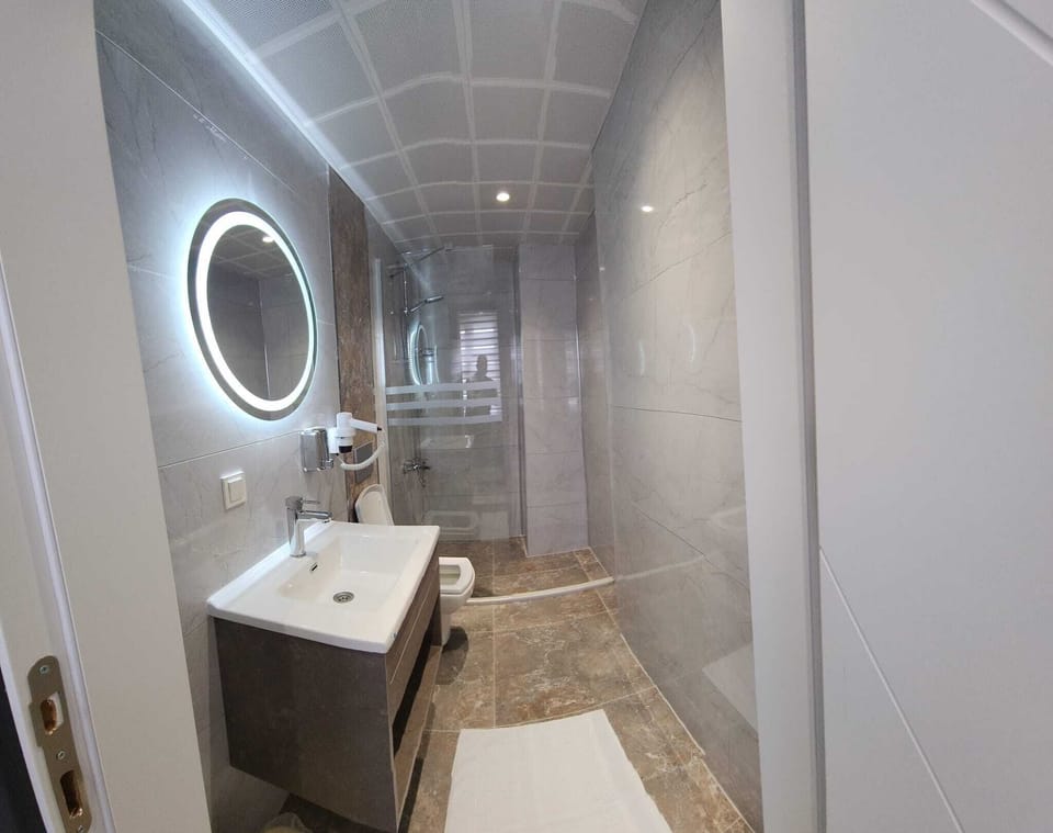 Double Room | Bathroom | Shower, free toiletries, hair dryer, slippers