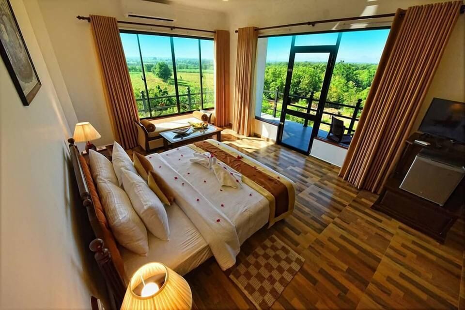 Superior Deluxe Double Room with Lake View and Free 3 Hour Safari | Minibar, in-room safe, desk, soundproofing