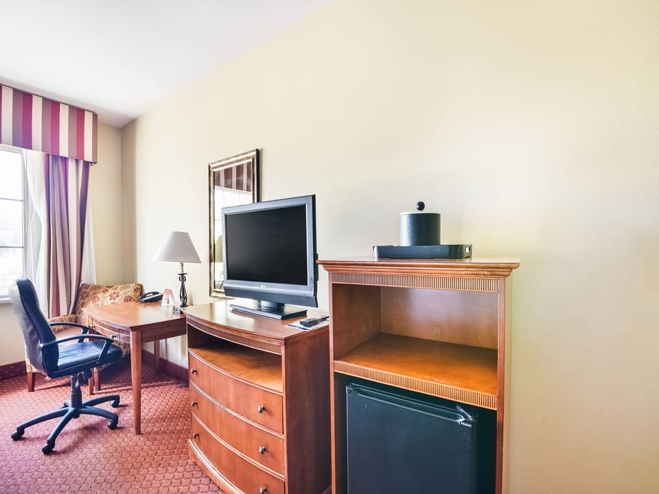 Room, 1 King Bed | Room amenity