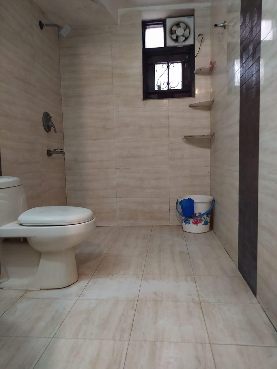 8 bed Dorm Room | Bathroom | Shower, rainfall showerhead, free toiletries, towels