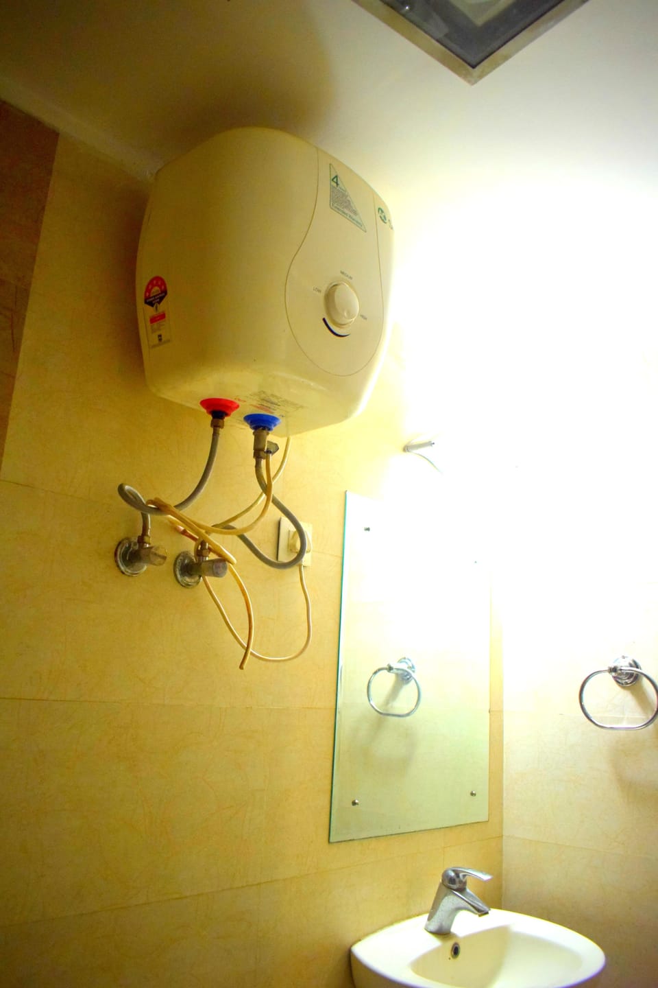 Shower, rainfall showerhead, free toiletries, towels