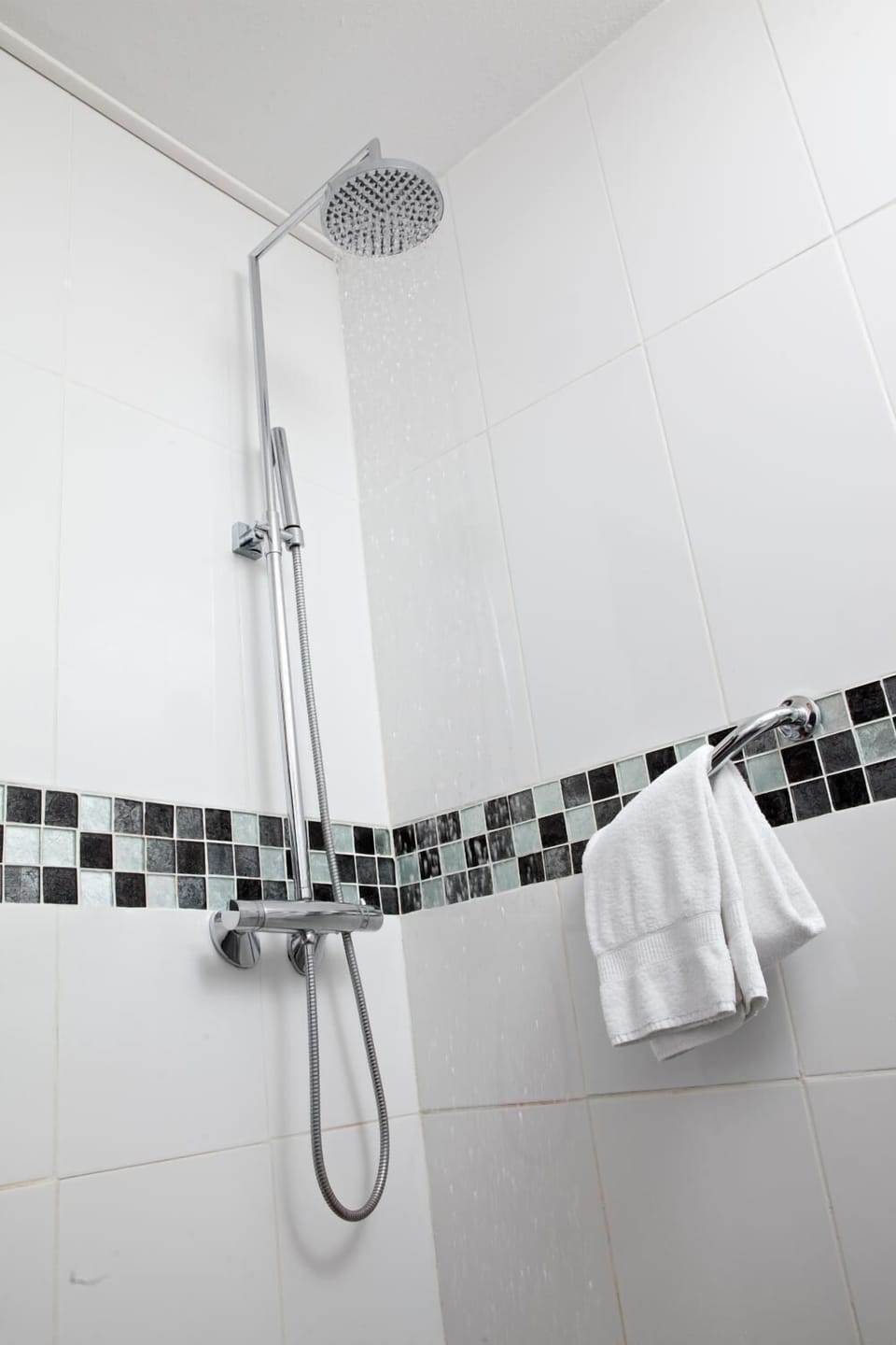 Business Room | Bathroom | Eco-friendly toiletries, hair dryer, towels, soap
