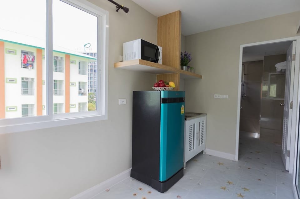Deluxe Family Room | Private kitchenette | Fridge, electric kettle