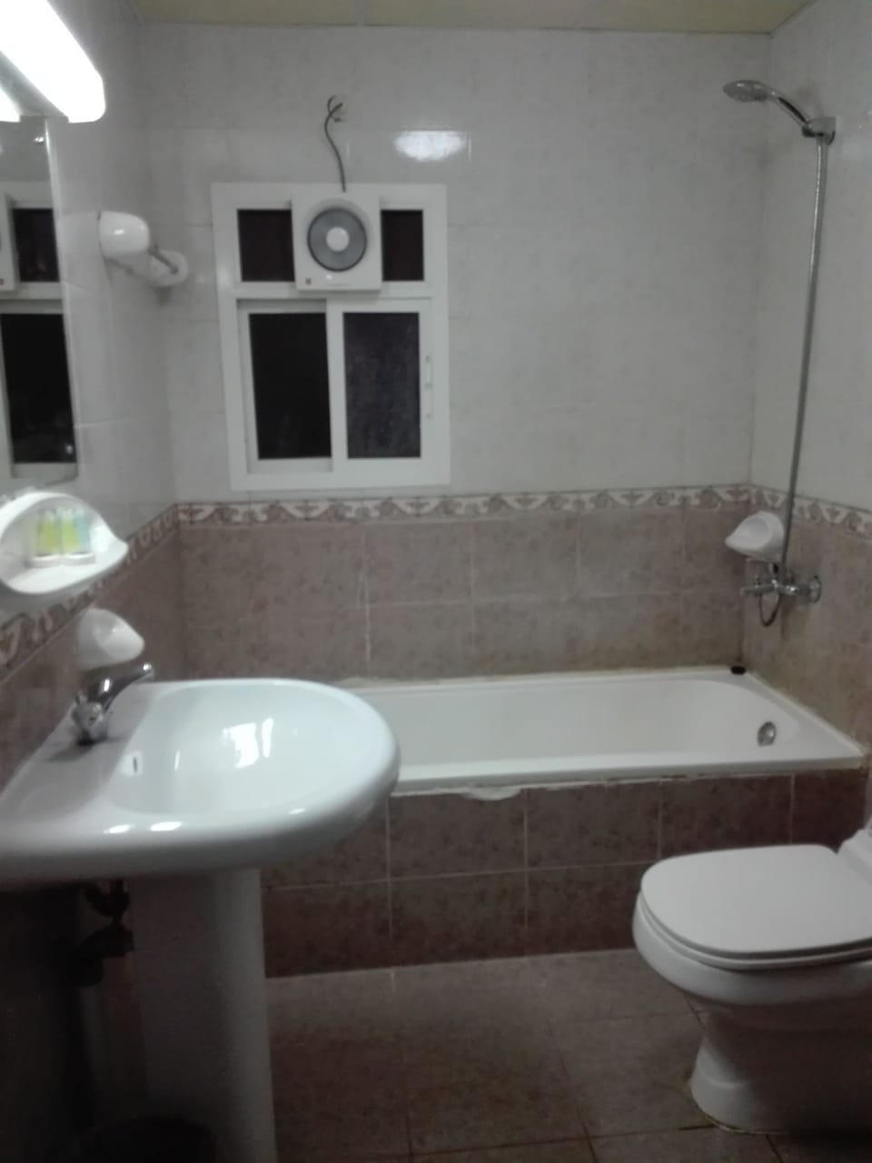 Deep soaking tub, free toiletries, hair dryer, towels