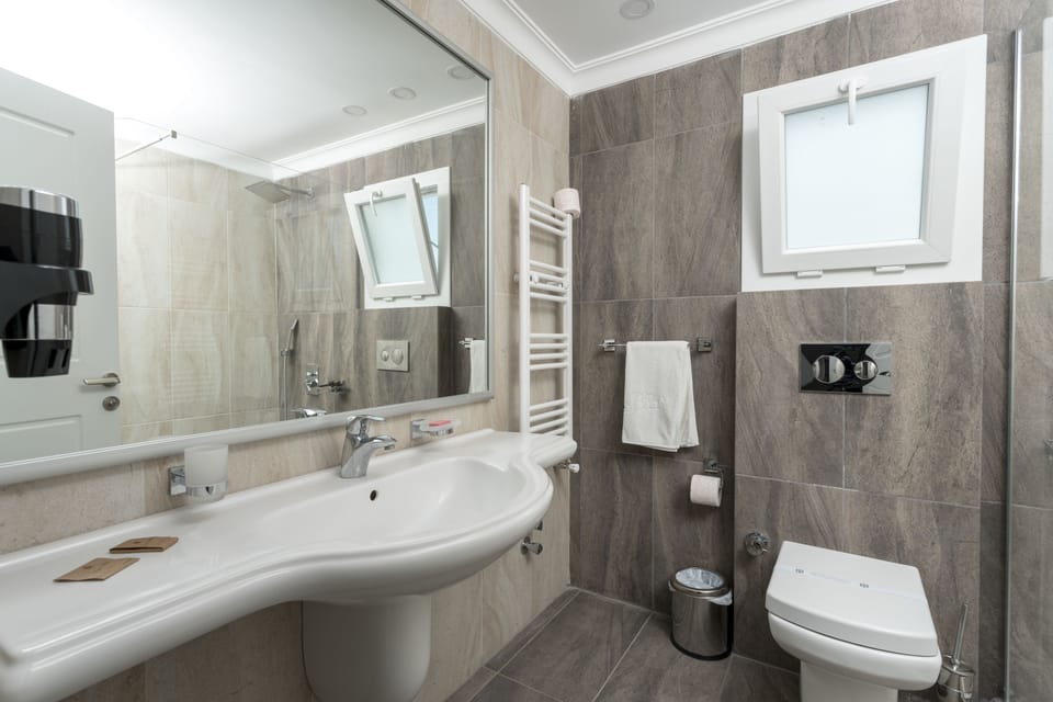 Shower, rainfall showerhead, free toiletries, hair dryer