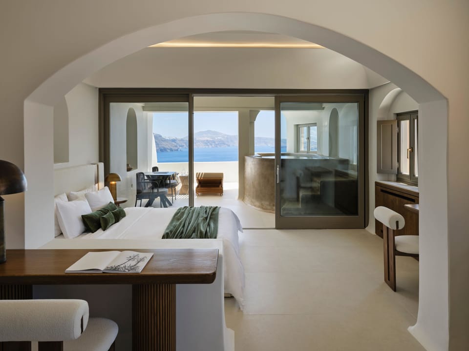 Honeymoon Suite with Outdoor Hot tub | Egyptian cotton sheets, Tempur-Pedic beds, minibar, in-room safe