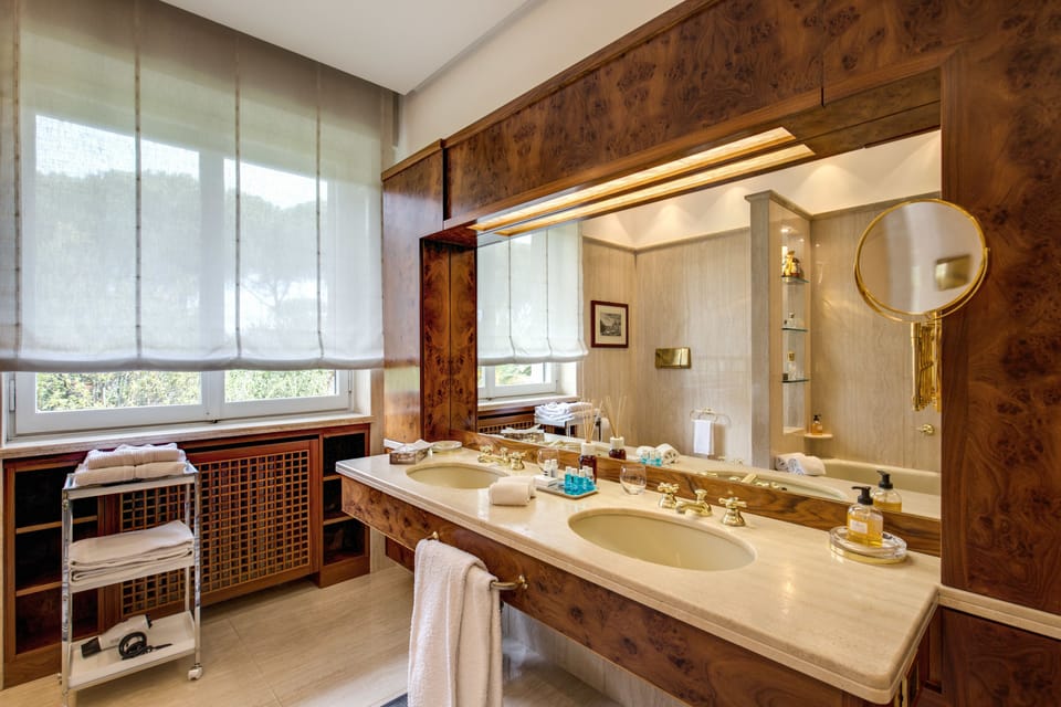 Deluxe Quadruple Room, Private Bathroom | Bathroom sink