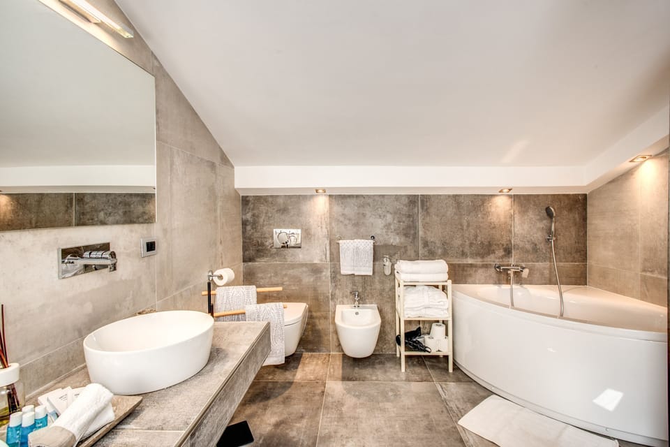 Luxury Studio Suite | Bathroom | Bathtub, free toiletries, hair dryer, bathrobes