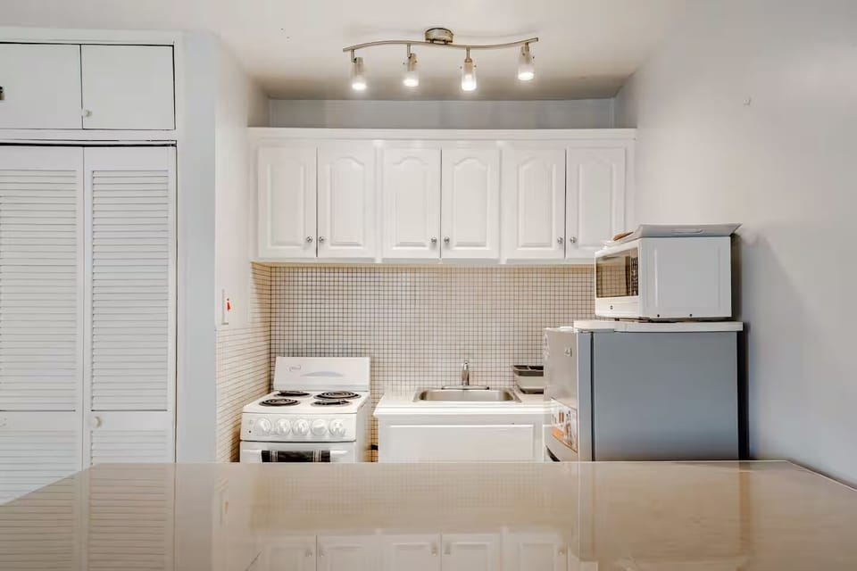 Comfort Studio Suite, 1 Queen Bed with Sofa bed, Pool Access, Garden Area | Private kitchen | Coffee/tea maker, full-size fridge, microwave, oven