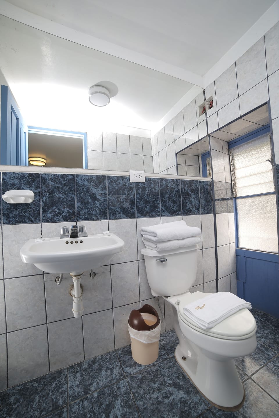 Double Room | Bathroom | Shower, free toiletries, hair dryer, towels