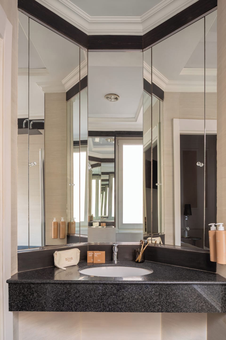 Classic Room | Bathroom | Eco-friendly toiletries, hair dryer, bidet, towels