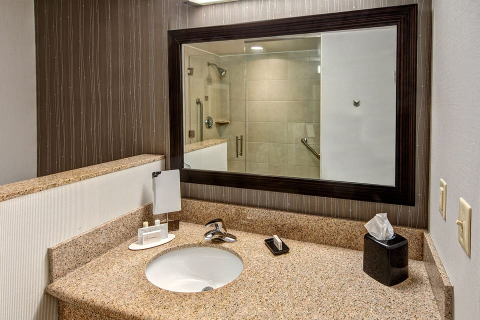 Combined shower/tub, hair dryer, towels