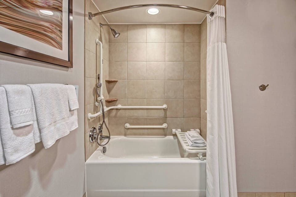 Combined shower/tub, hair dryer, towels