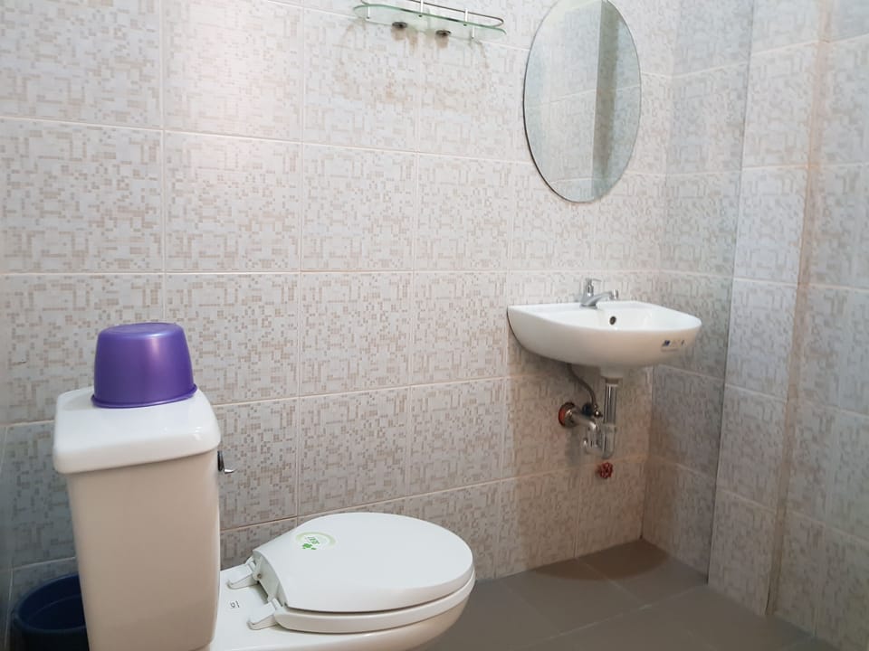 Family Room | Bathroom | Shower, towels