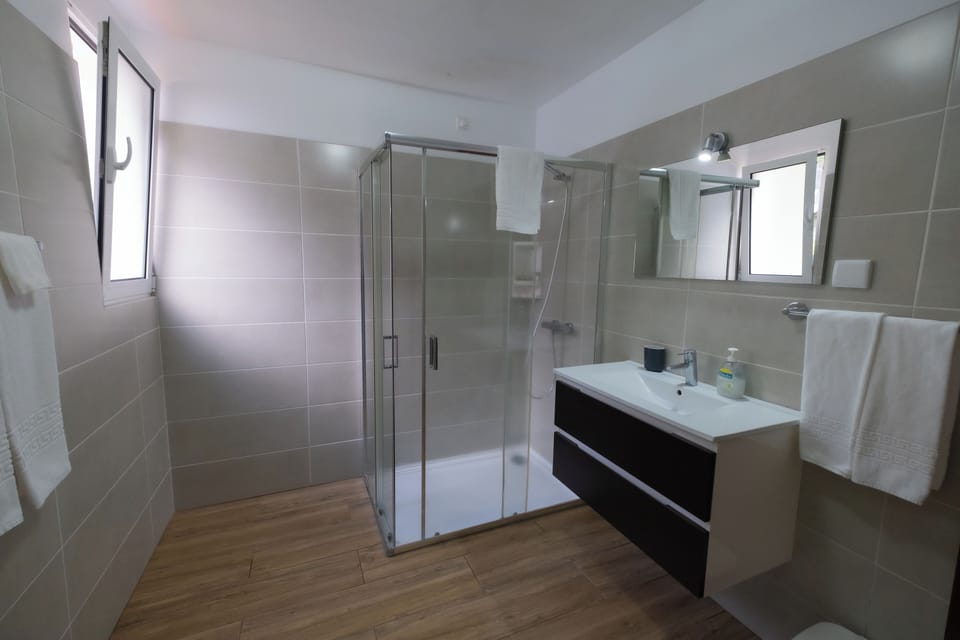 Double Room | Bathroom | Shower, rainfall showerhead, designer toiletries, hair dryer