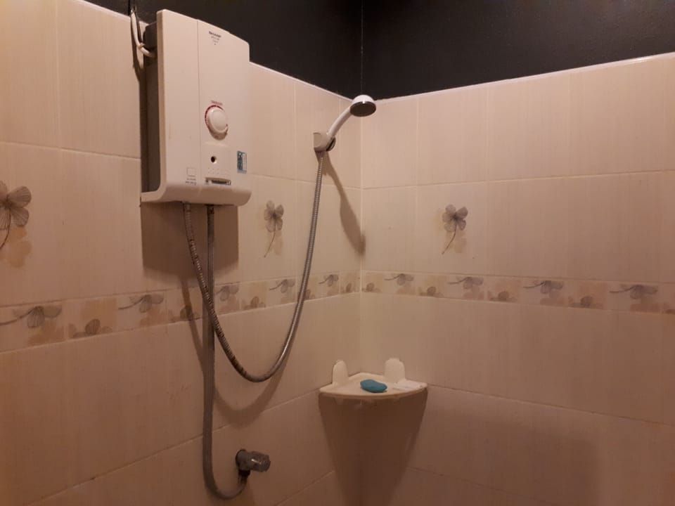 Standard Double Room with River View | Bathroom shower