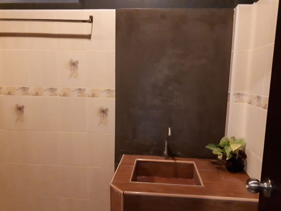 Standard Double Room with River View | Bathroom sink