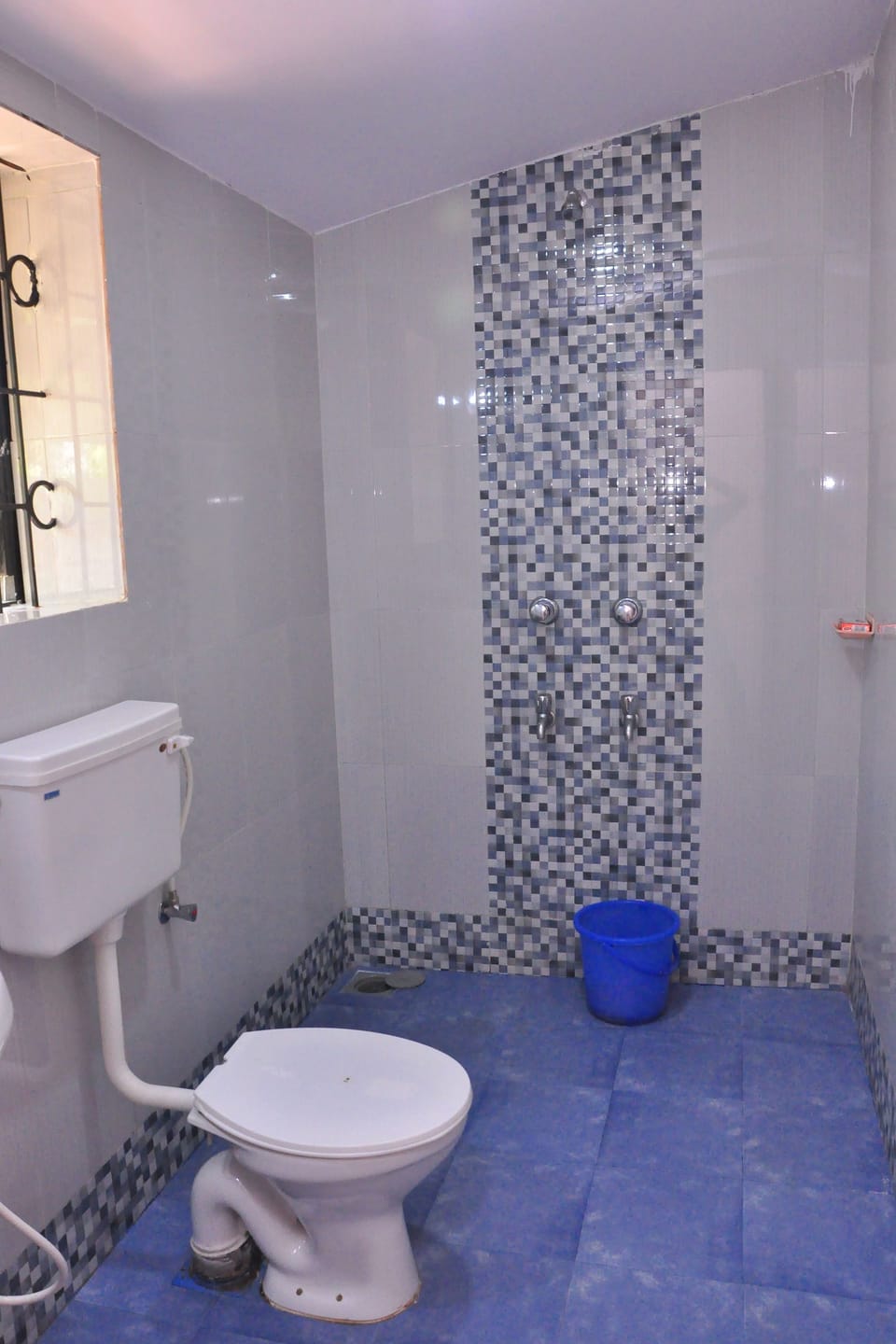 Shower, free toiletries, towels