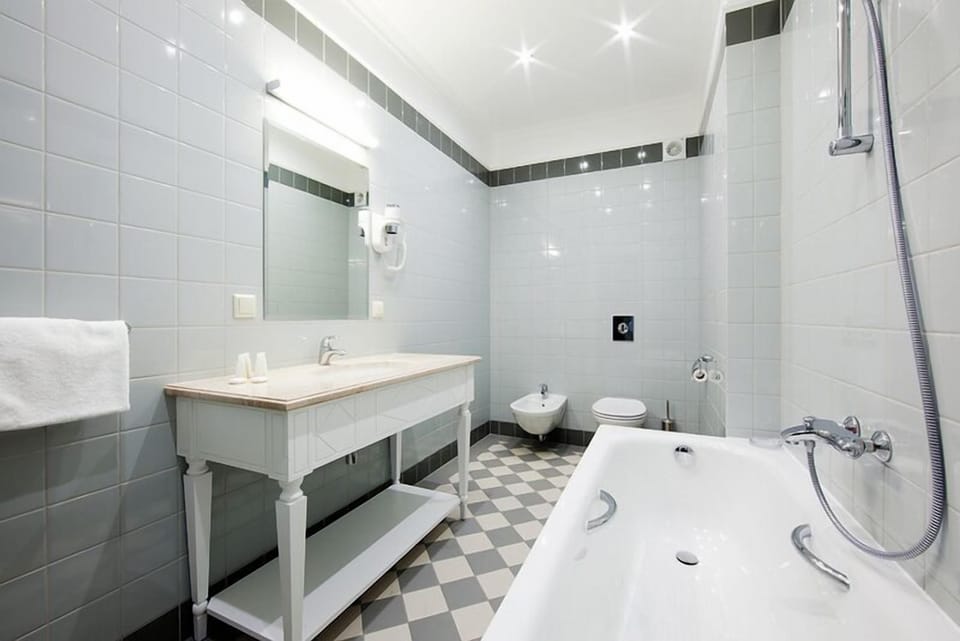 Suite | Bathroom | Free toiletries, hair dryer, bathrobes, slippers