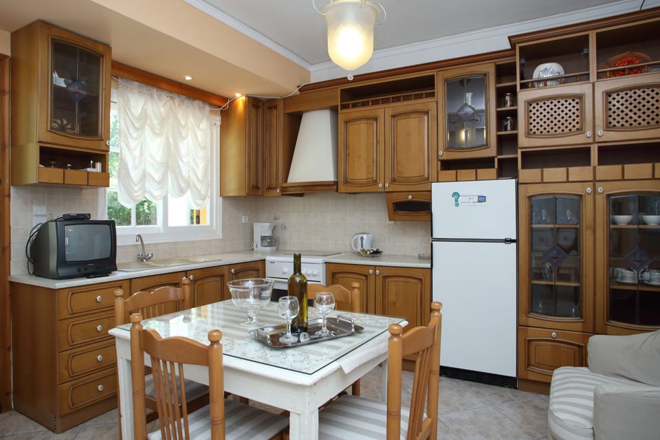 Apartment, 2 Bedrooms | Private kitchen | Fridge, stovetop, cookware/dishes/utensils