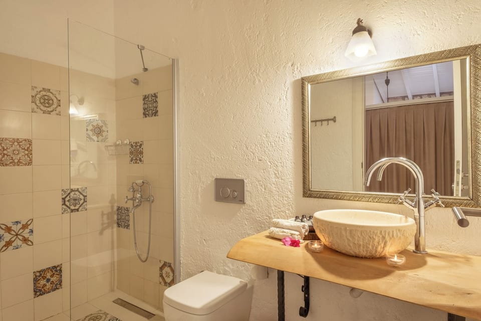 Premium bedding, minibar, desk, WiFi (free)