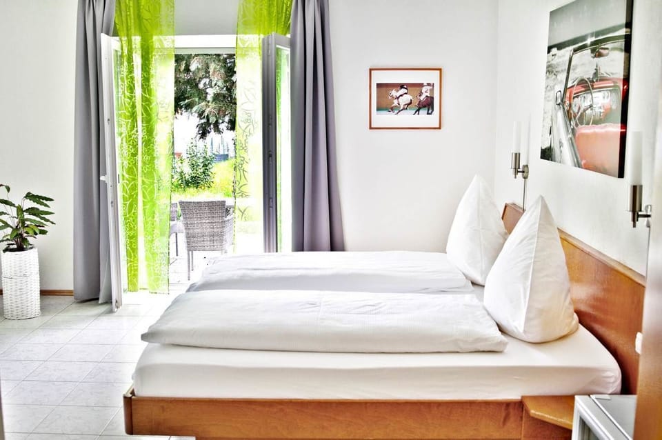 Double Room | Minibar, desk, free WiFi, bed sheets
