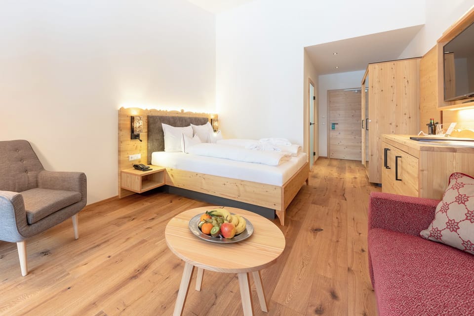 Premium Room | Hypo-allergenic bedding available, minibar, in-room safe, desk