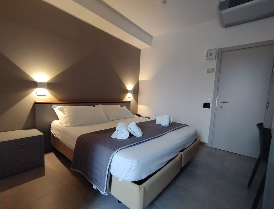 Superior Double or Twin Room, Balcony | Hypo-allergenic bedding available, in-room safe, desk, WiFi (free)