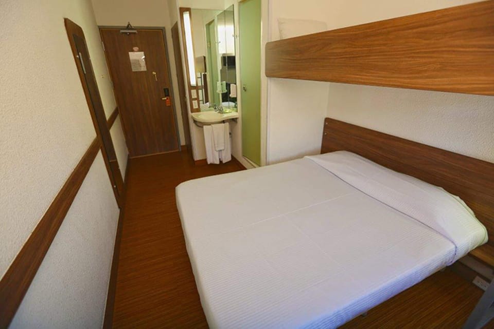 Standard Room | Desk, soundproofing, WiFi (free), bed sheets