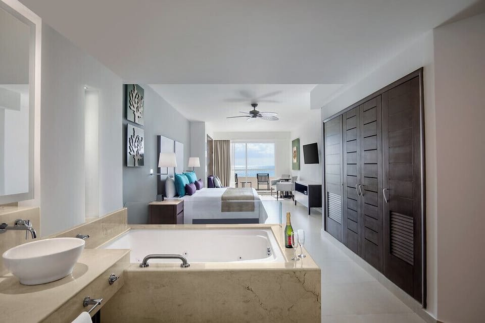 One Bedroom Suite Platinum with Jacuzzi | Down comforters, minibar, in-room safe, iron/ironing board